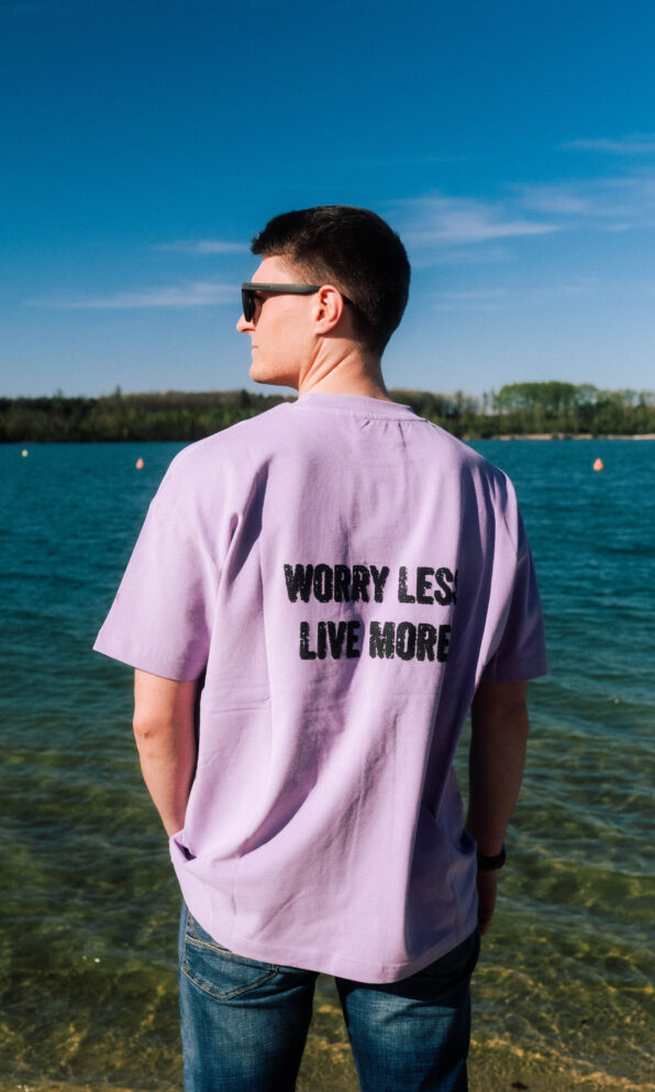 Unisex Shirt „Worry less. Live more.“ Purple