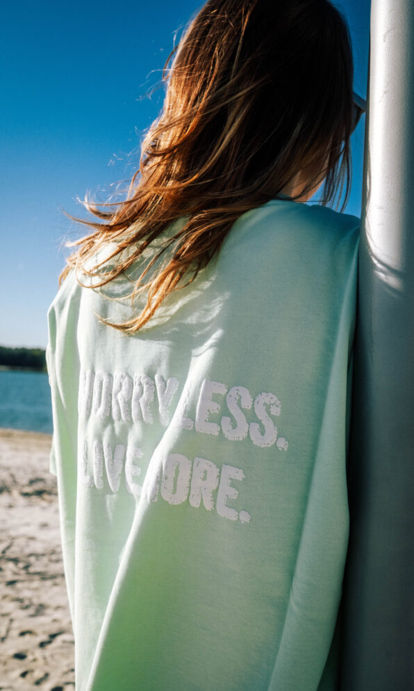 Unisex Shirt „Worry less. Live more.“ Mint